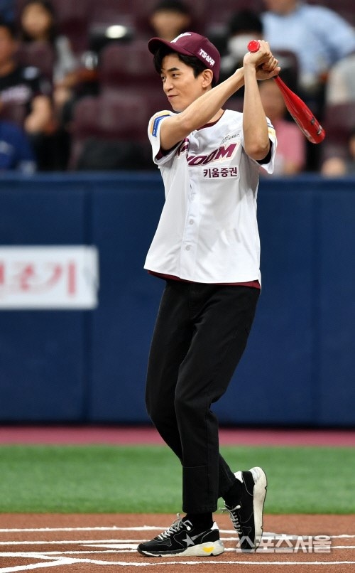 当日,申盛禄帅气挥棒,露出灿烂微笑,优越的身高和模特般的身材令迷妹