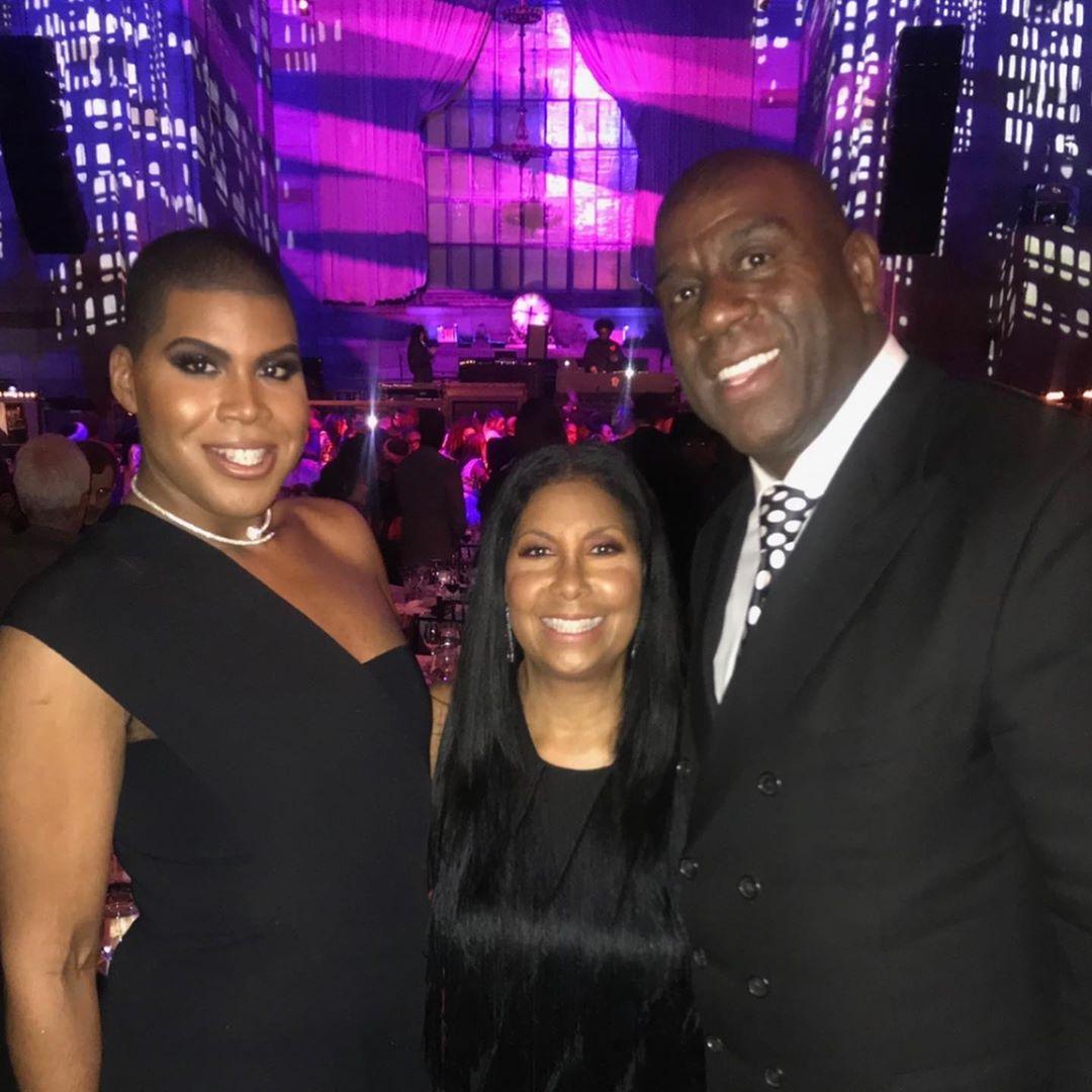 魔术师约翰逊一家三口魔术师约翰逊一共有2个儿子和1个女儿,他和前