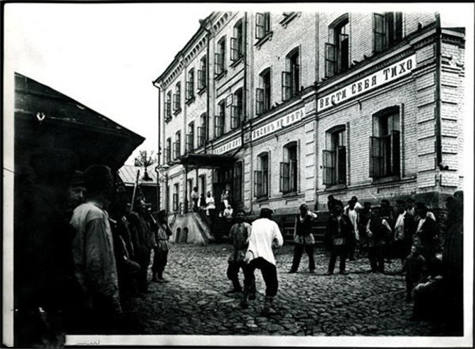 十九世纪末的俄罗斯,贫困饥饿的农民,伏尔加河上富丽堂皇的铁路桥