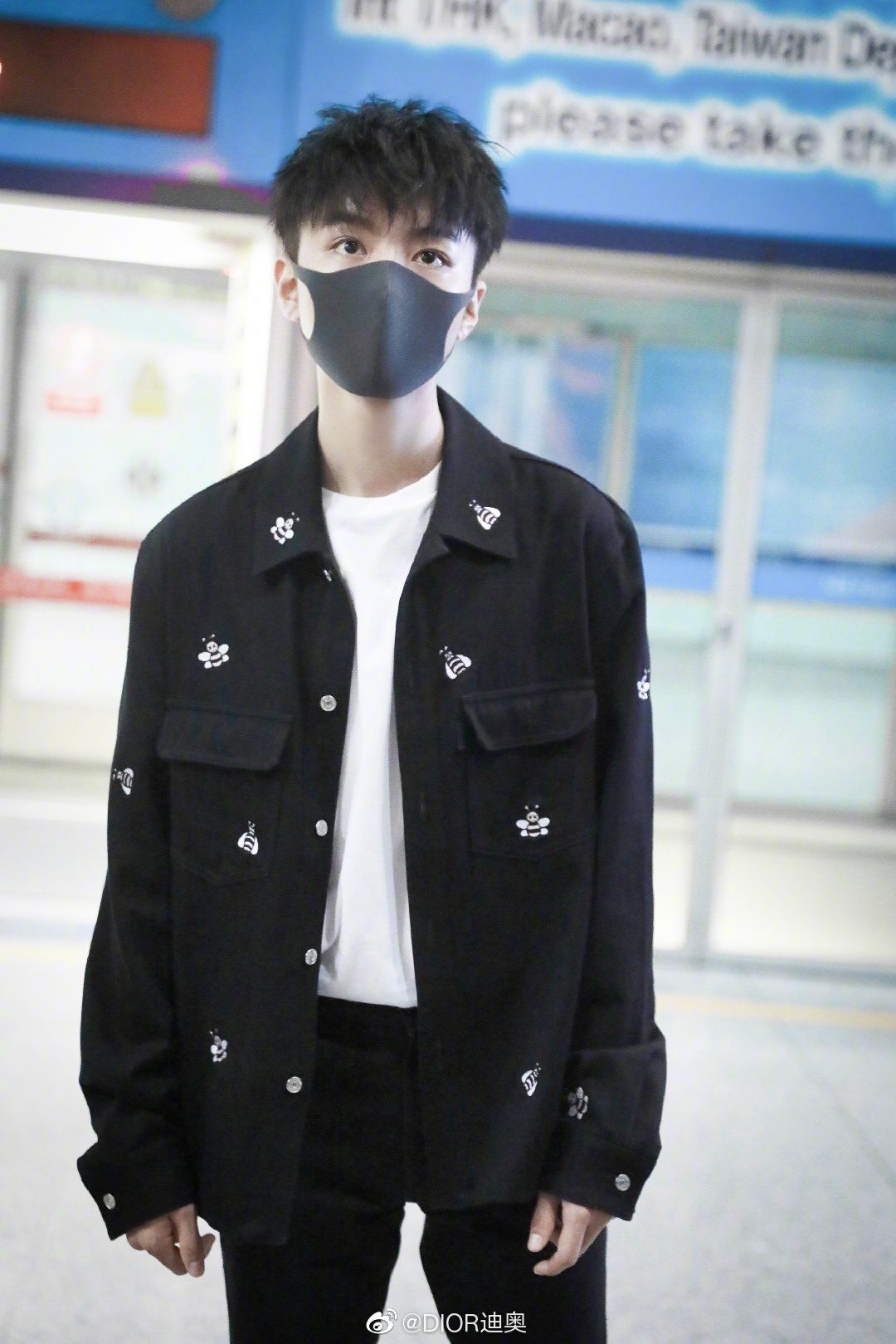 王俊凯机场造型look,少年展现自我时尚态度