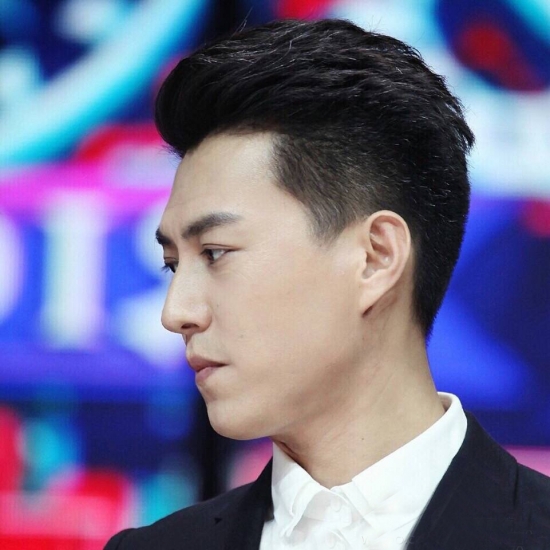 截然相反,胡歌给人一种知性温润的感觉,而靳东则是非常霸气理性的感觉