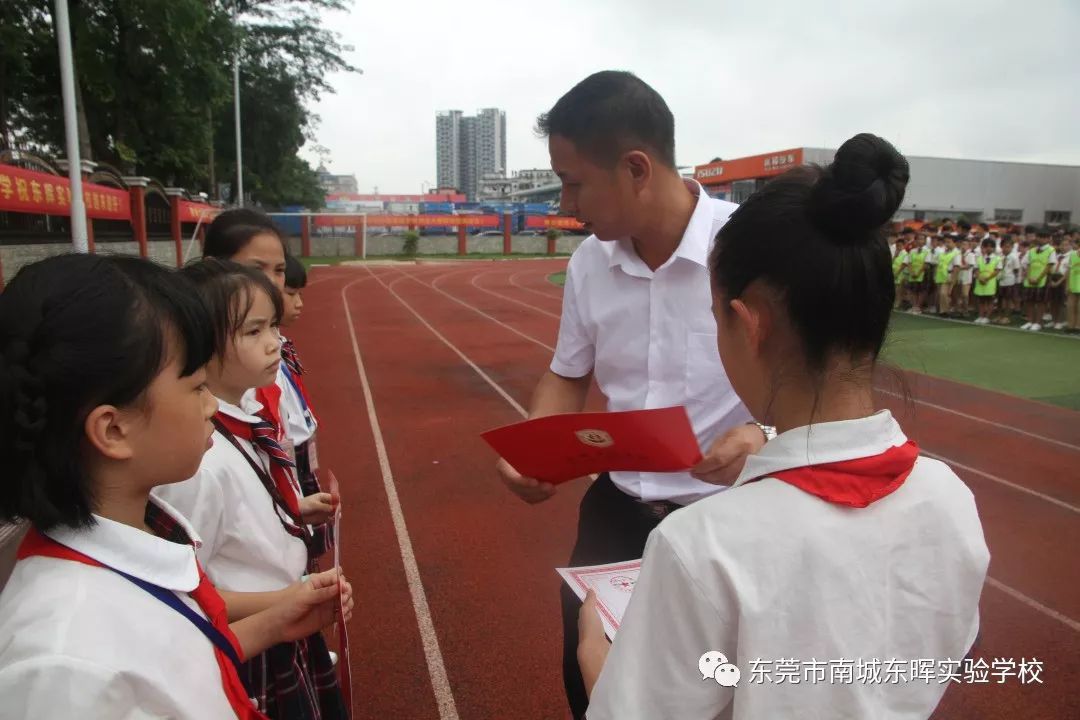 少年特色办唐主任为三年级阳光少年颁奖三(6)班 伍苑瑜三(4)班 洪家豪