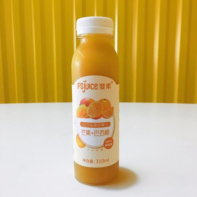很多超市的货架上都有零售的瓶装的果汁,这种果汁大部分呈酸性,但为了