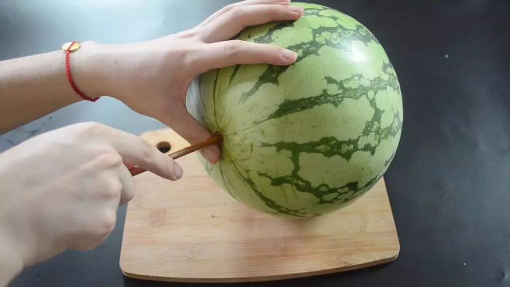 3,刀顺着西瓜的纹路切开,这样切出来的西瓜不会爆裂不会流汁.