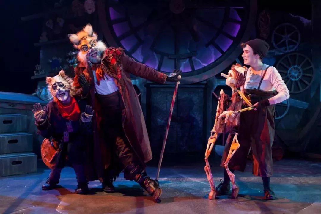 瞬间剧团从1998年就开始了多元素的戏剧探索面具,童话,木偶