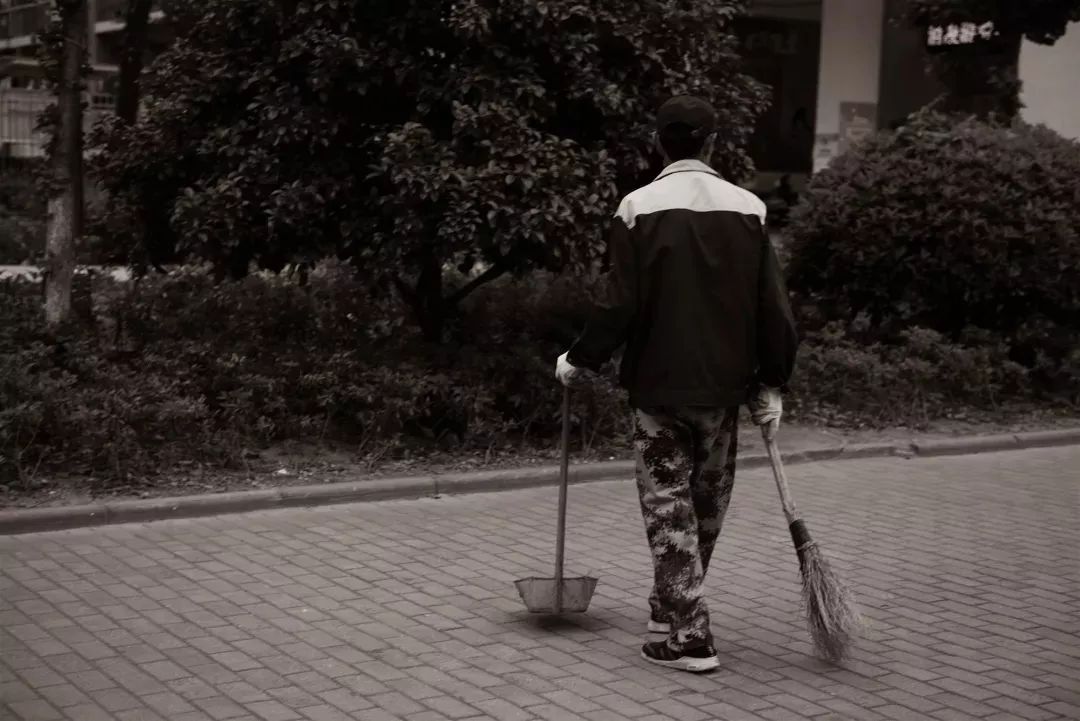 扫地背影图片男图片