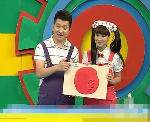 2003年,央视少儿频道《智慧树》开播,红果果与绿泡泡担任该节目主持人