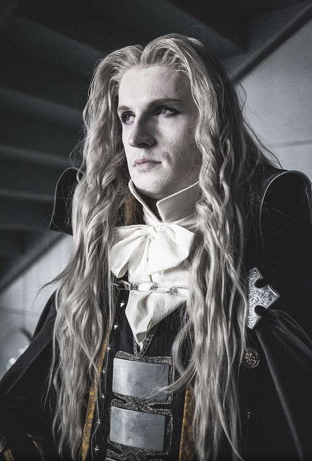 来自美国的coser扮演恶魔城角色阿鲁卡多很有几分还原度