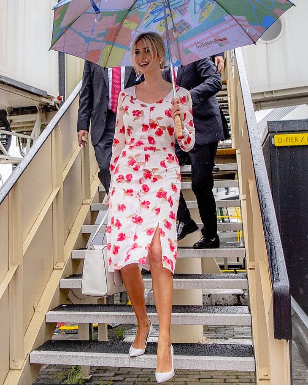 伊万卡英国归来,扎发髻穿红色碎花裙美出新高度,180cm也甜美