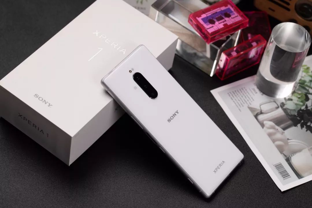 一台纯白色的索尼xperia 1终于到站了,但是