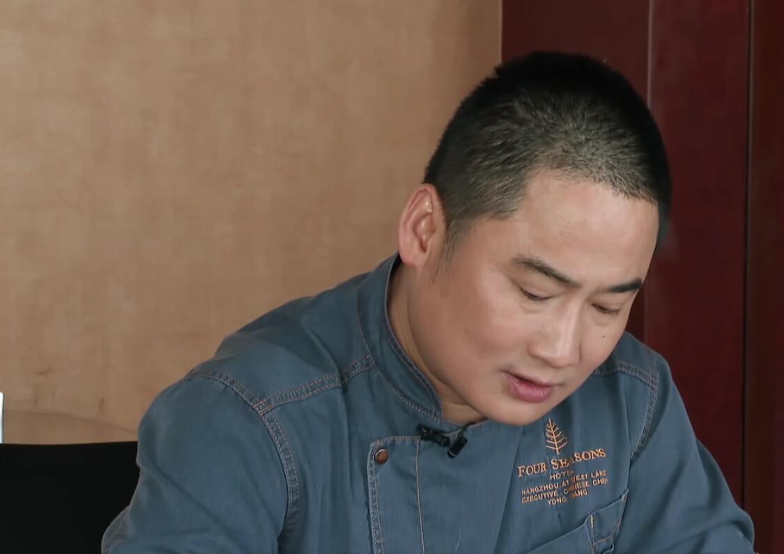 《忘不了餐厅》大厨迟到,还没做员工餐,宋祖儿很不满意,理解