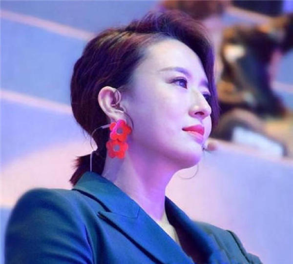 最美的央视主持人,嫁富豪又高龄产子险丧命,这是一个怎样的女子?