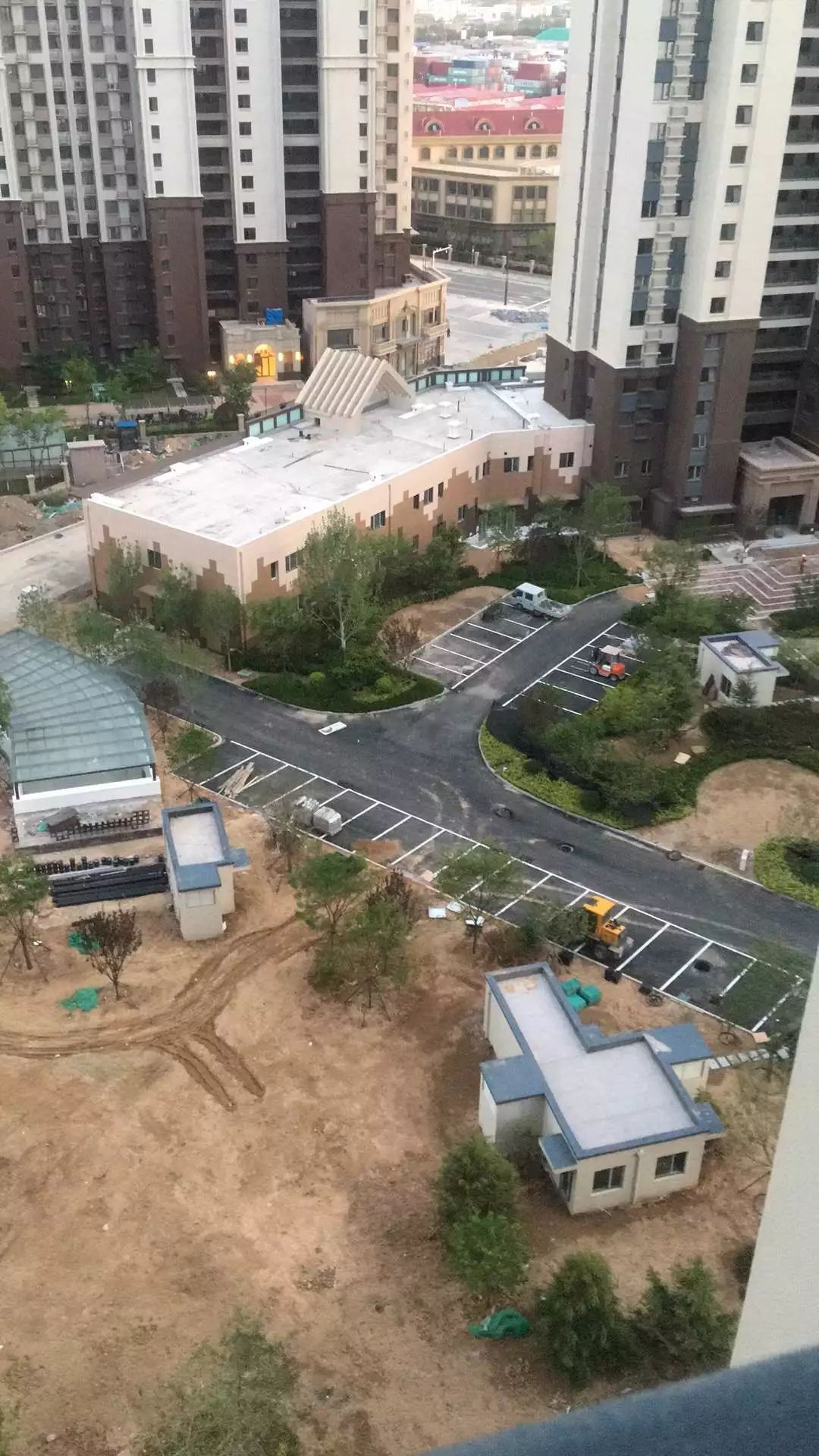 青岛维多利亚湾200名业主炸锅了开发商虚假宣传融创那是前任万达承诺