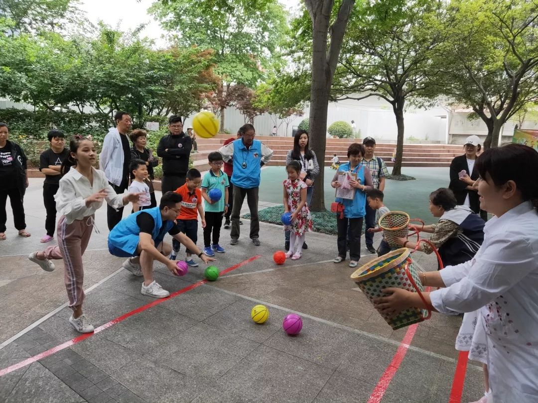 6月1日上午,南京东路街道在九子公园举办社区少数民族九子游戏亲子