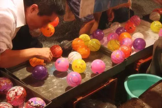 图片仅供参考,实际效果以现场活动为准捞水球是日本的传统游戏就跟源