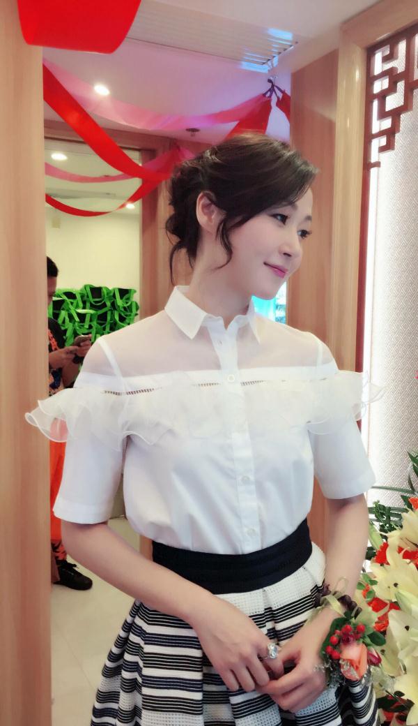 49岁"马小玲"万绮雯终于现身,一袭红裙受邀活动,还是那么美