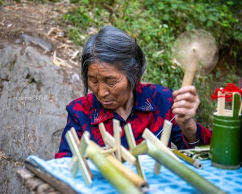 70岁老人手脚麻利制作工艺品丝毫不马虎令老龄游客羡慕