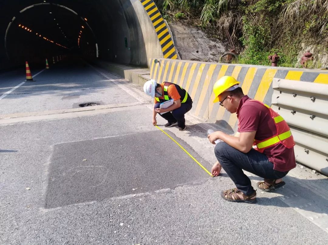 随着钦崇高速车流量的不断增加以及建成运营时间的推移,部分路段路面