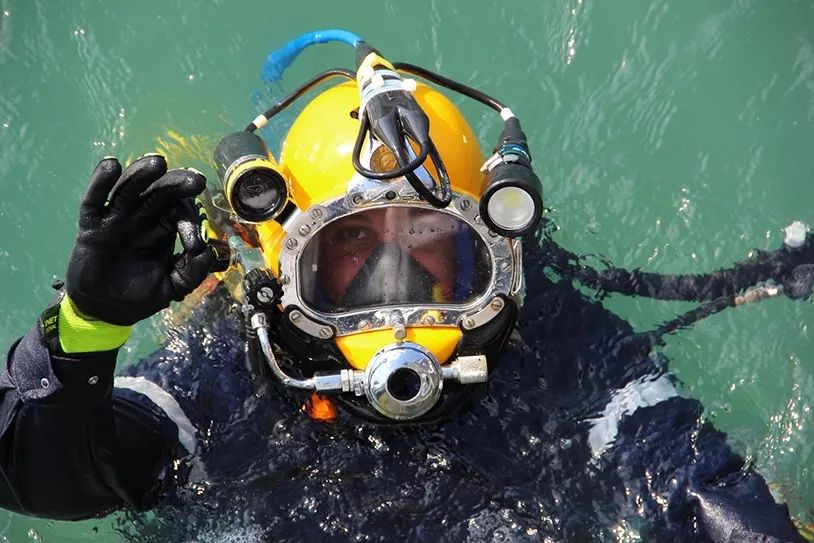 饱和潜水员(saturation diver)他们是以潜水为职业的一群人故事里的