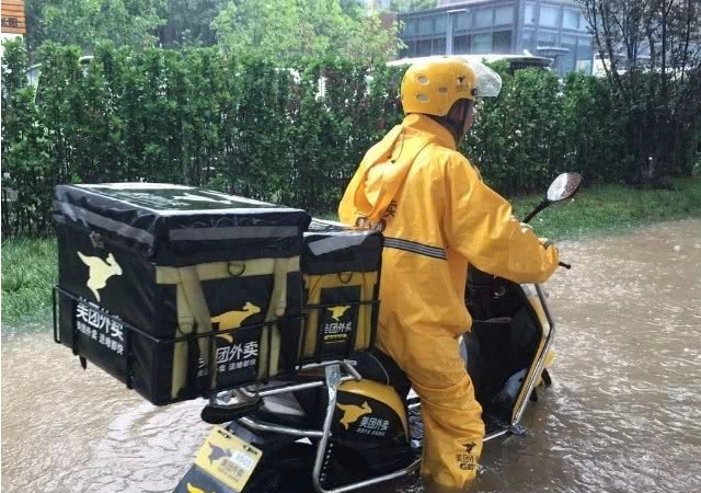 外卖小哥一单接几十份餐品发飙全甩沟里怒吼吃不起就别点