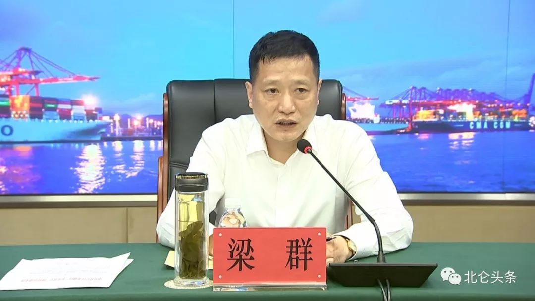 区委副书记,区委政法委书记沈红屹主持会议并部署工作.