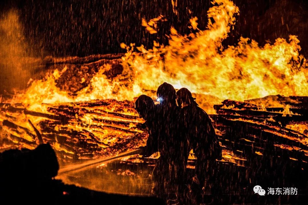 红海行动七小时火海鏖战消防员的忠诚与拼搏