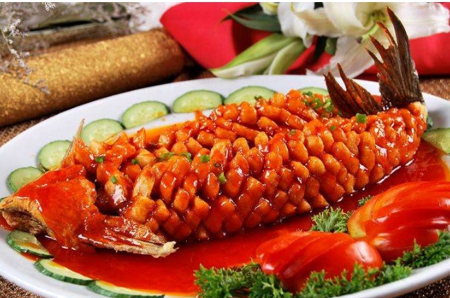 来呼伦贝尔旅游的朋友注意了真正的全鱼宴应该是这样的