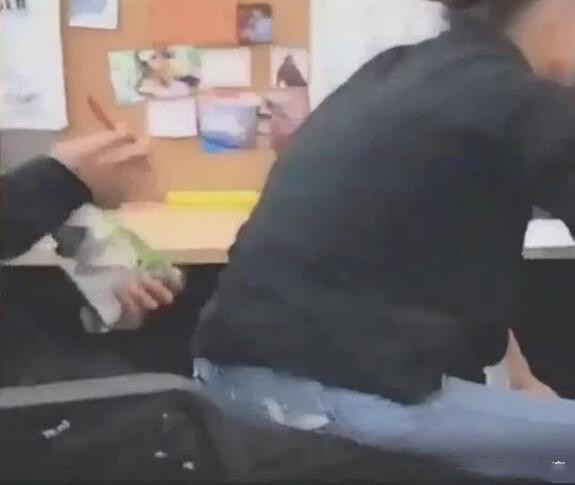 原创美国一所高中女教师坐在男生腿上视频上传后悲催了