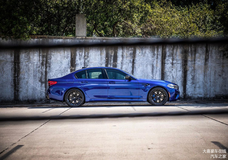 蓝色闪电宝马m5竞速版