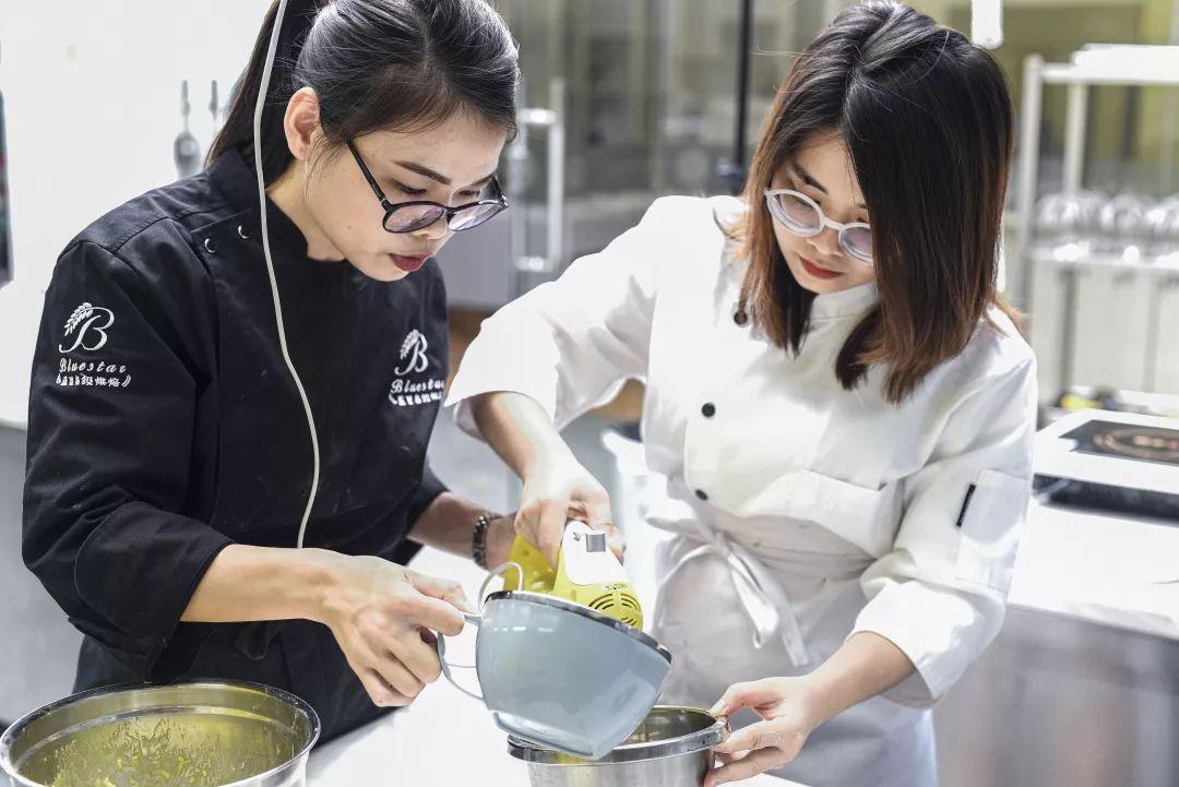 佛山首个共享烘焙厨房来了,名师指导,专业场地设施_西点