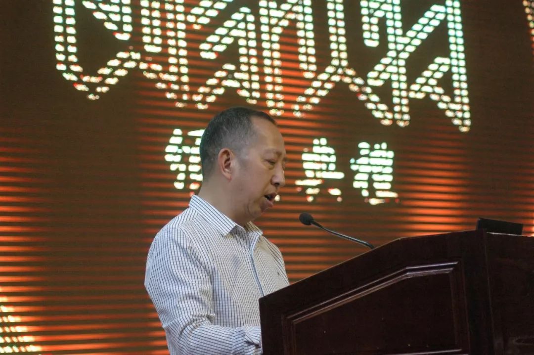 浙江日发纺织机械股份有限公司董事长何旭平向与会