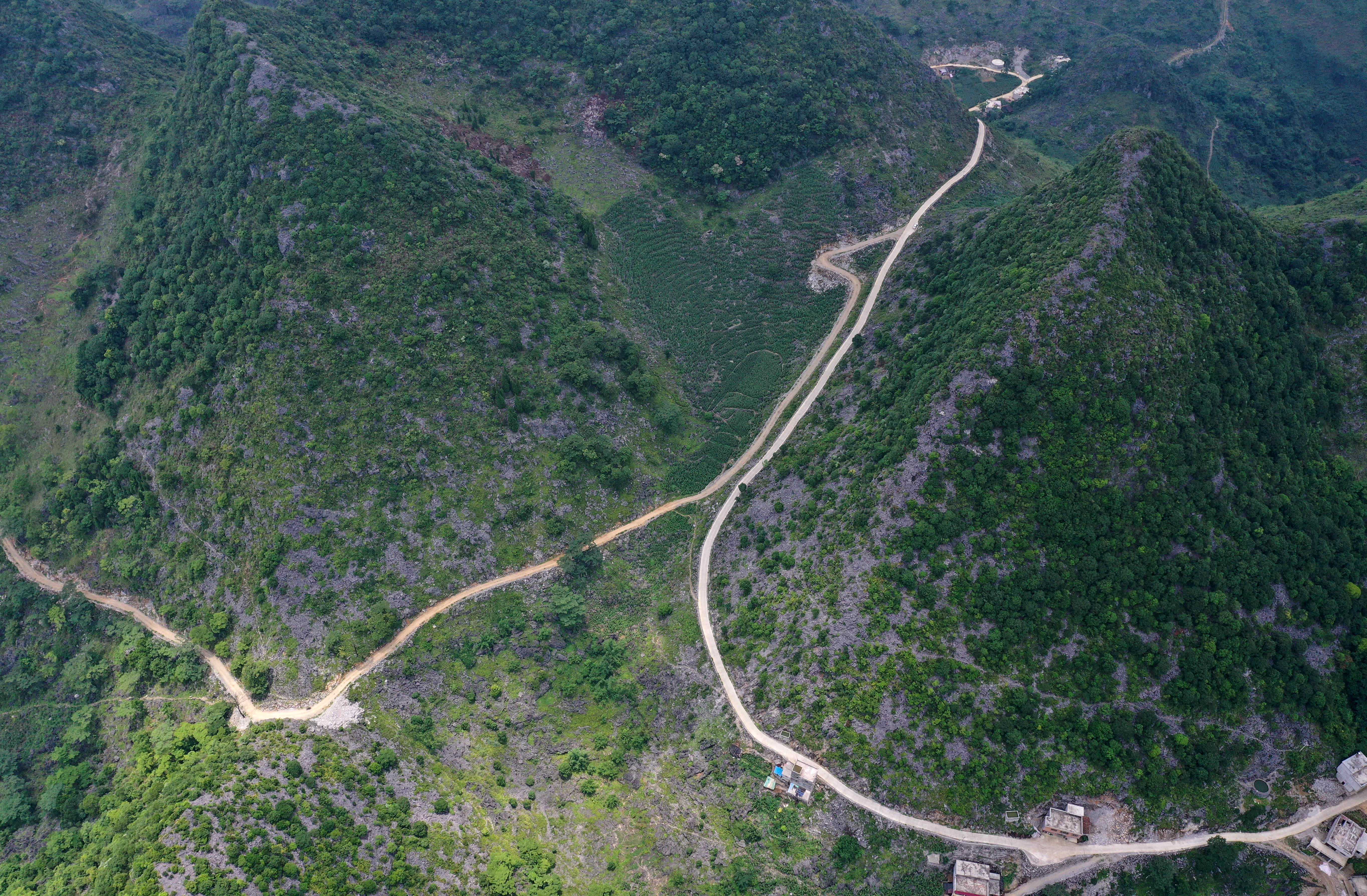 飞阅大化弄洼山路