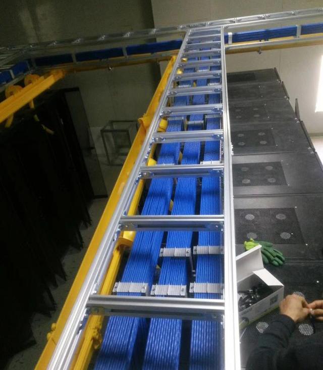 弱电机房综合布线两种走线方式施工图片对比