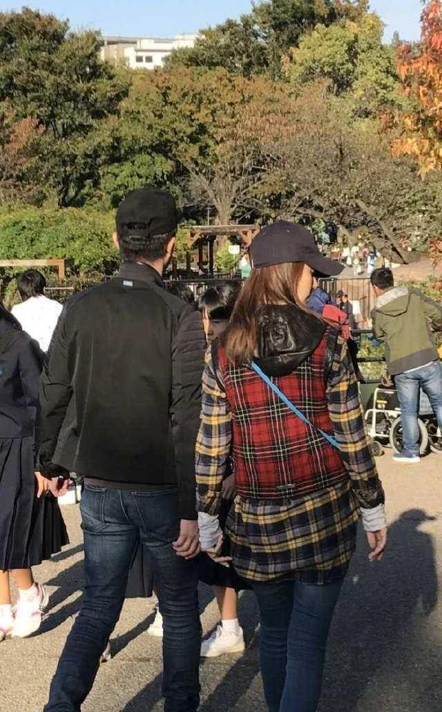 原创读书时是校花凭还珠格格成大众女神现嫁给小三岁老公过成这样