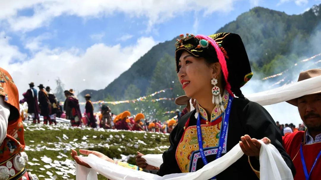 小金县2019年四姑娘山传统朝山会果然与"粽"不同