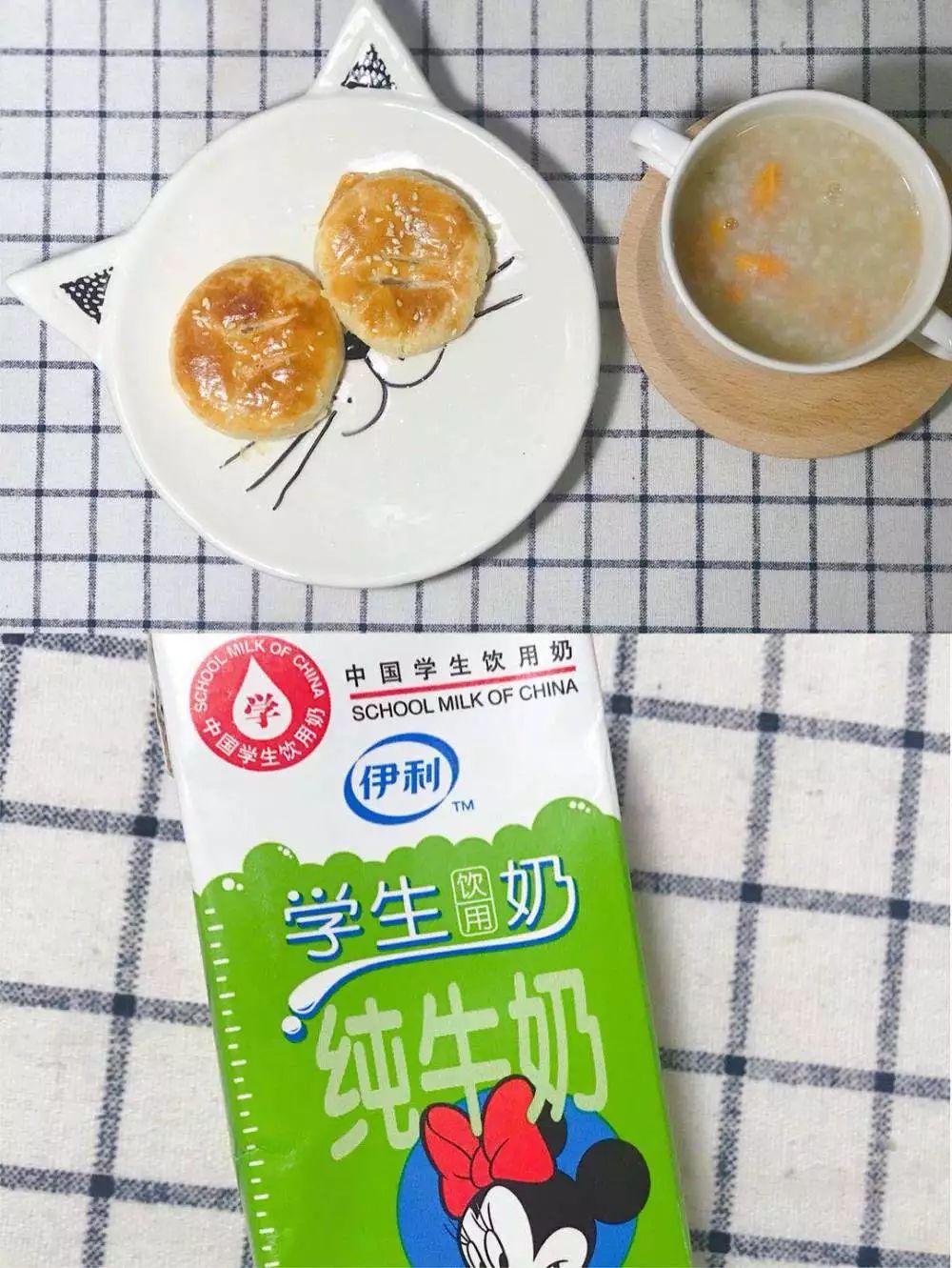 白瓜小麦鲫鱼汤午点:番薯粥,老婆饼,学生奶周四早餐:黑米粥,奶黄包