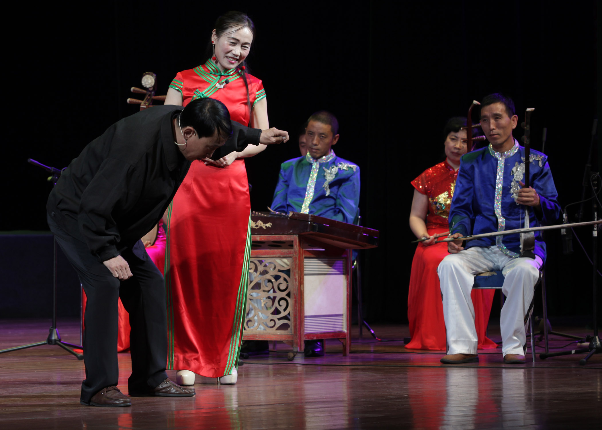 长子鼓书金镖记和抢毡帽等节目在潞州剧院表演