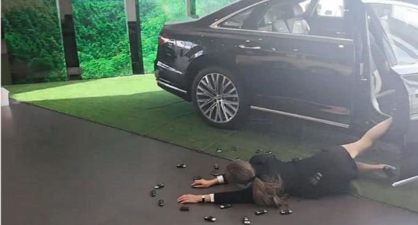 奥迪女销售炫富摔看到摔东西后,这也太真实了