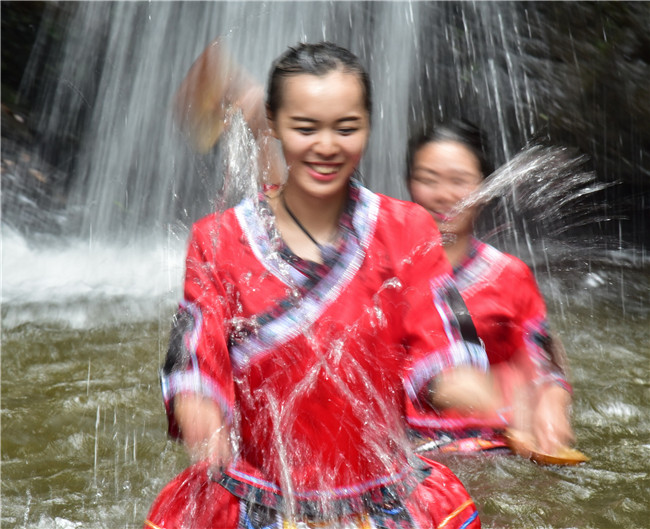 端午节,广东连山壮家姑娘要上金子山洗龙舟水,小伙子在旁边观看_习俗