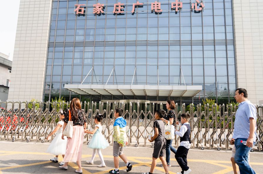星光话童年艺术盛典石家庄赛区的首场比赛在石家庄广播电视台拉开帷幕