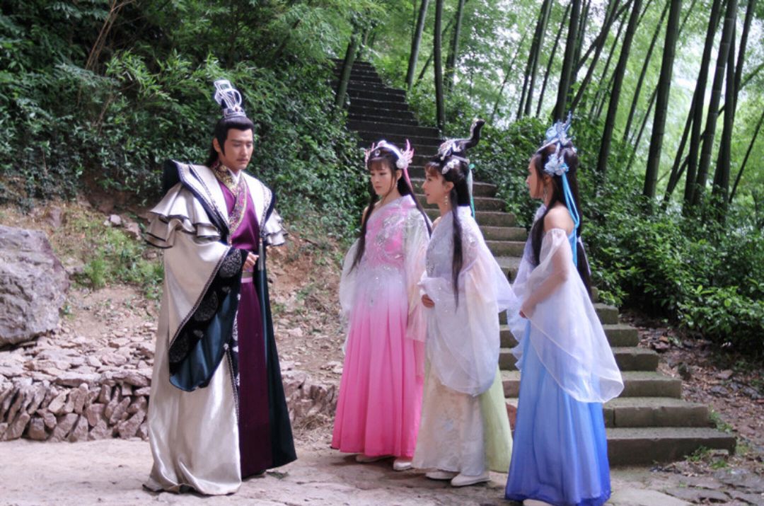 阵内有镇阵法宝六魂幡,又有三阵:太极阵,两仪阵和四象阵.