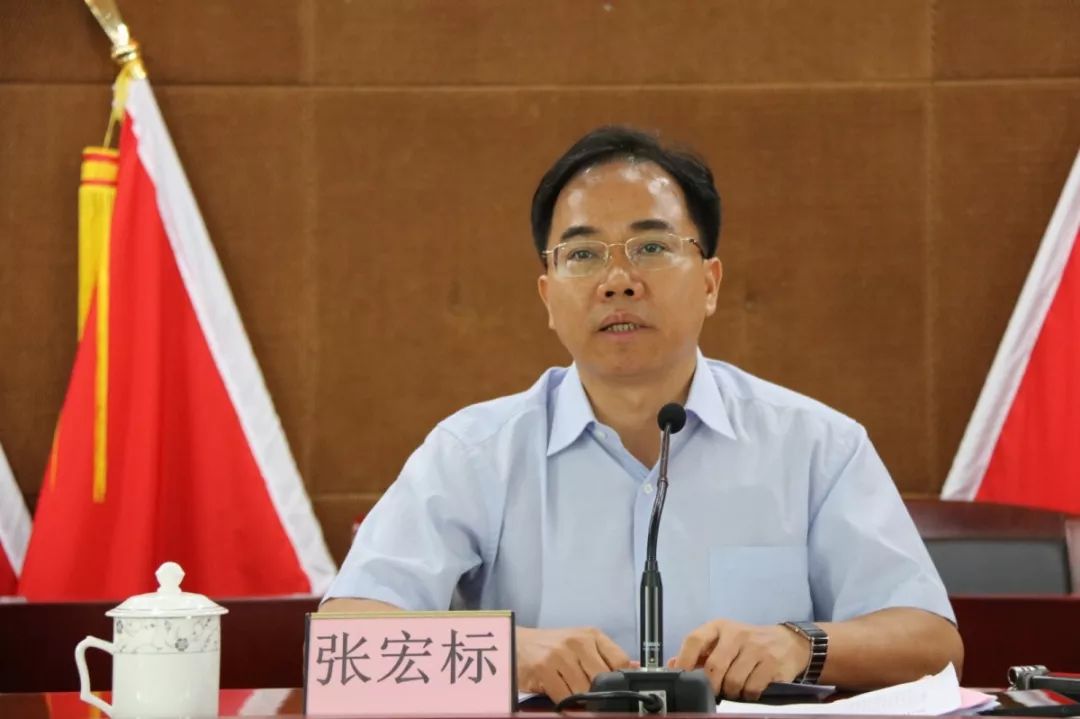 会上,大塘镇党委书记张宏标以大塘的"昨天""今天"和"明天"为轴,讲述了