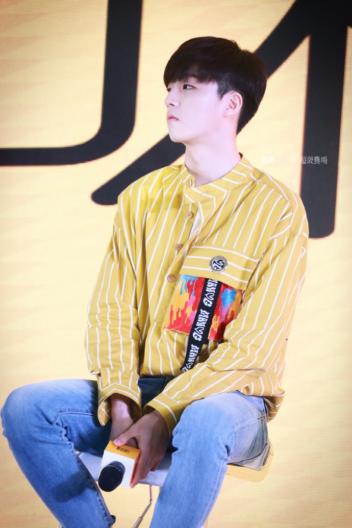 去年今日香蕉味的陈立农出席味可滋发布会