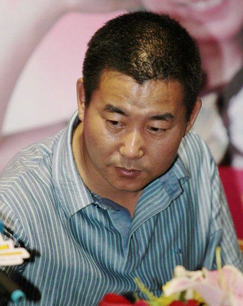 潘长江弟弟近照曝光，不仅比他高还又帅，好基因都给弟弟了_潘长甬