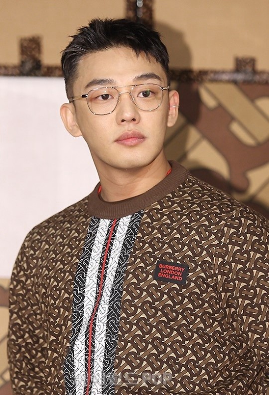 刘亚仁胖后现身活动依旧a气满满 泫雅雪炫同台美出不同风格【组图】