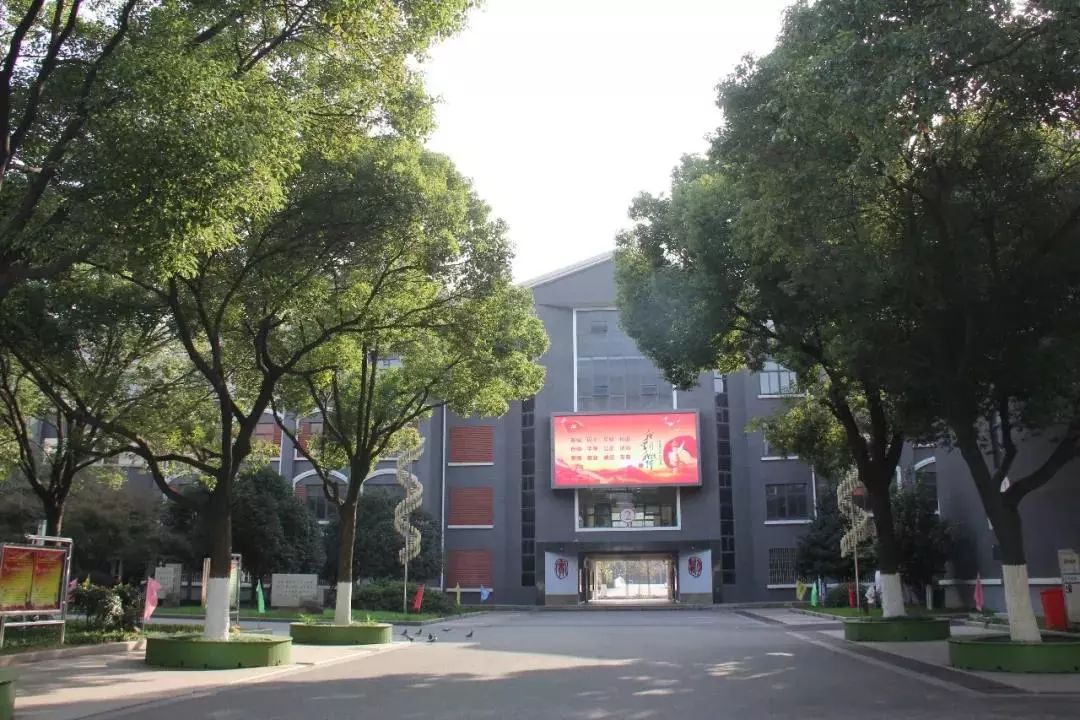 江阴一中(高中部)附近是易拥堵路段,接考家长的车辆可行至大桥北路等