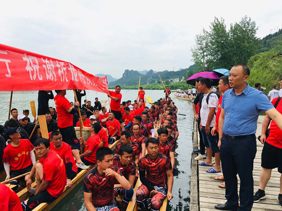 郑洋实地看望慰问谢桥龙舟队队员