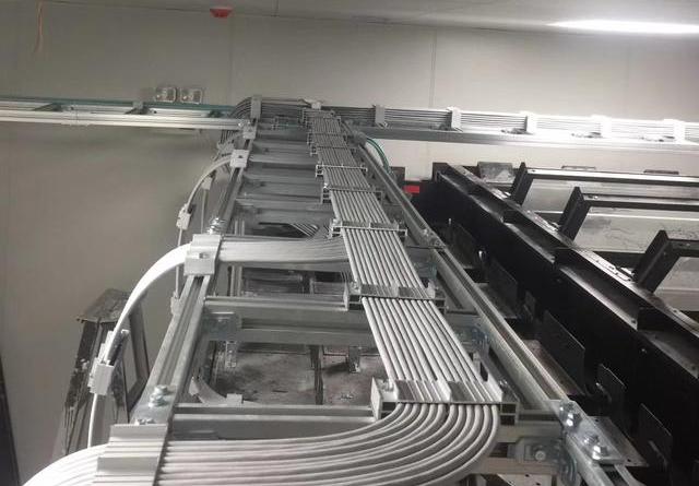 弱电机房综合布线两种走线方式施工图片对比