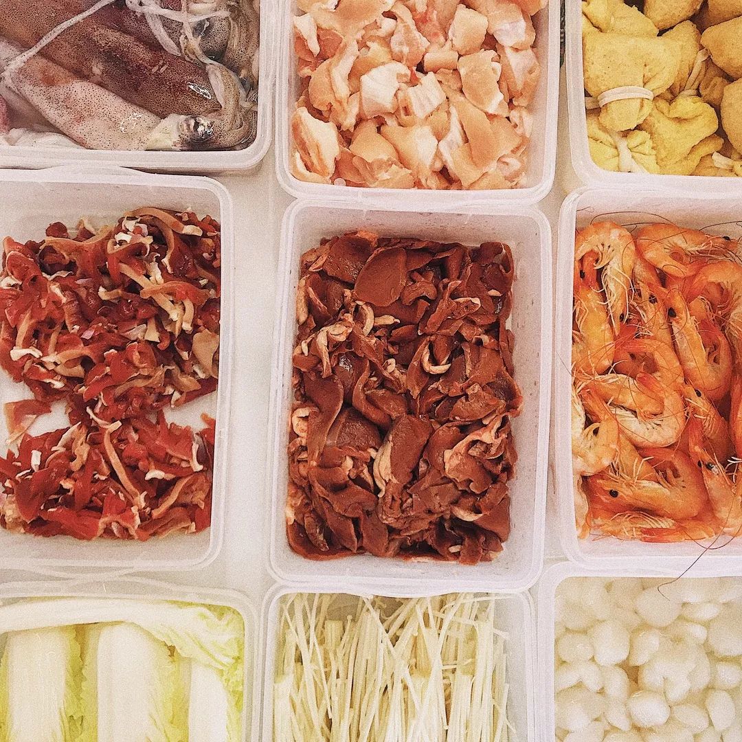 汤底有猪蹄面和生烫可供选择,门口的冰柜加料区有各种海鲜和肉类,海鲜