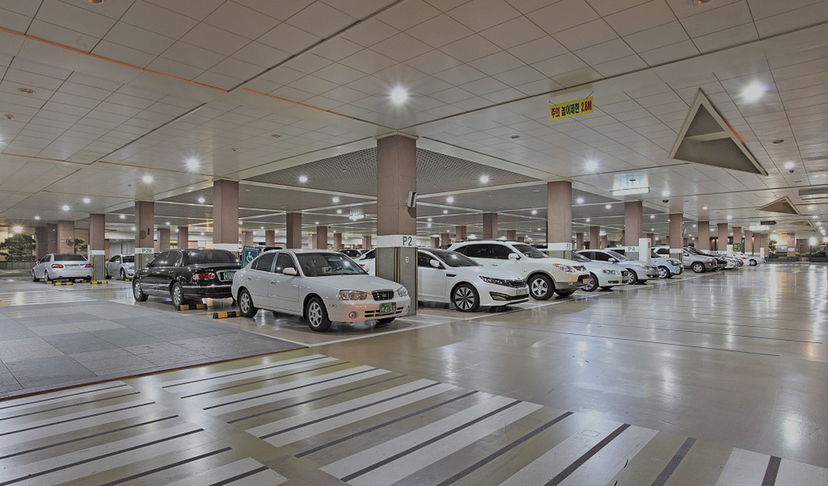 法律咨询免费停车场对停放车辆有安全保障义务吗